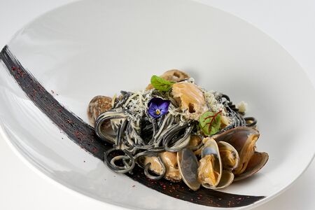 Спагетти с чернилами каракатицы