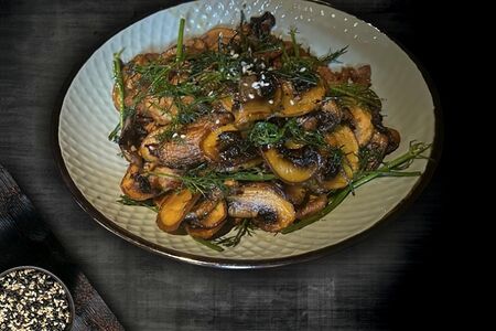 Теплый салат из шампиньонов с укропом