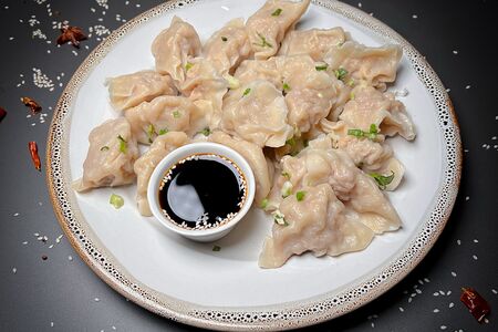 Пельмени отварные со свининой 