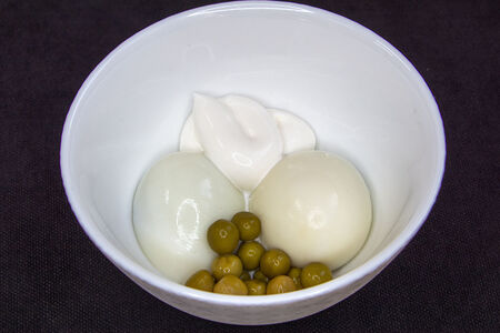 Яйцо под майонезом с горошком
