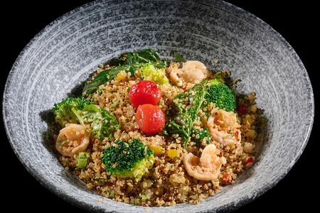 Киноа с креветками и овощами 
