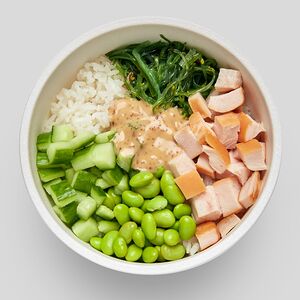 Поке с курицей в кунжутном соусе