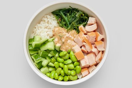 Поке с курицей в кунжутном соусе