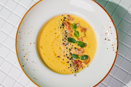 Тыквенный крем-суп с креветками