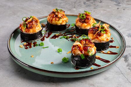 Запеченный ролл Сайтама с угрем, сыром гауда и луком фри