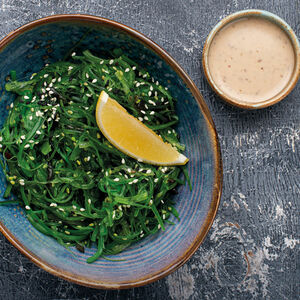 Чука салат с кунжутным соусом