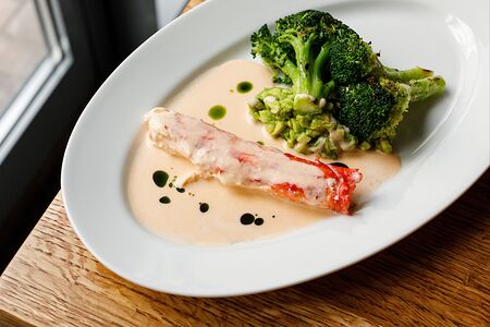 Краб с брокколи и сальсой из авокадо