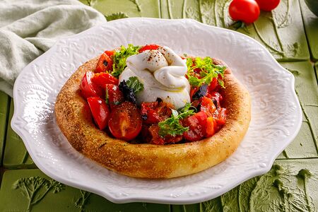Пряная лепешка с бурратой, печеным перцем и томатами