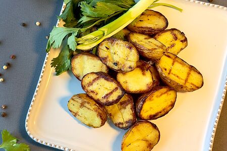 Мини-картофель печённый на углях