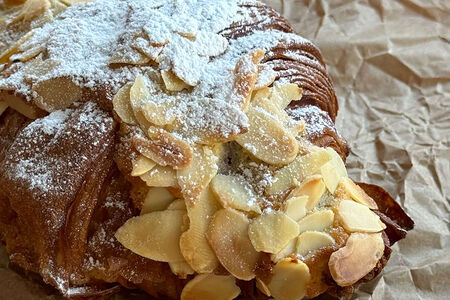 Миндальный круассан