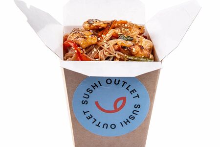 Вок с курицей в кисло-сладком соусе со стеклянной лапшой