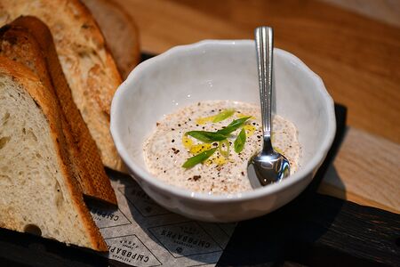 Икра щучья с хрустящими тостами