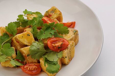 Хрустящие баклажаны, томаты черри, кинза