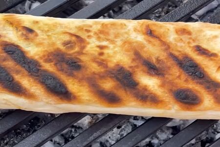 Рулетик  с лавашом и сыром сулугуни на мангале