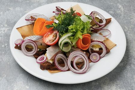 Сельдь на бородинском хлебе