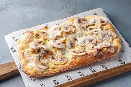 С грибами, пастой трюфельной и моцареллой