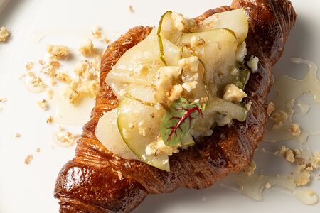 Медовый тост с горгонзолой и грушей