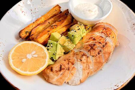 Запеченный пряный батат с куриной грудкой и авокадо 