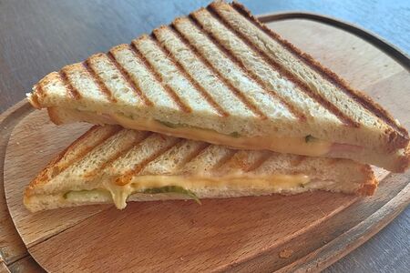 Сэндвич с ветчиной и сыром на гриле