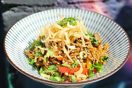 Жареный рис Дагин с говядиной, тофу и луковыми кольцами