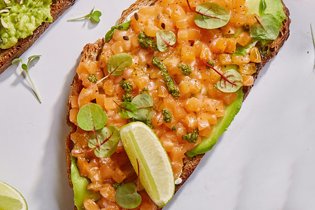 Брускетта с лососем, авокадо и соусом песто