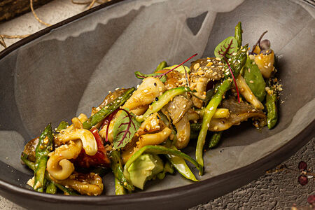 Кальмары и авокадо в горчичной заправке с хрустящими вешенками