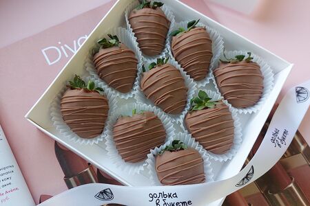 Набор Клубника в молочном шоколаде №3 (9-12 ягод)