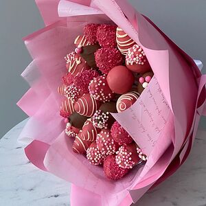 Букет розовый из клубники в шоколаде 001