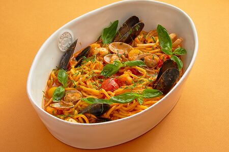 Спагетти с морепродуктами и томатами черри ( на двоих )