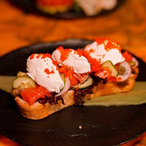 Брускетта с лососем