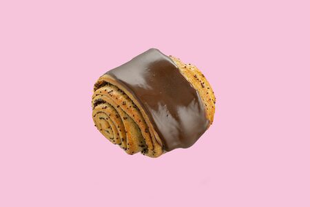 Булочка с маком и глазурью