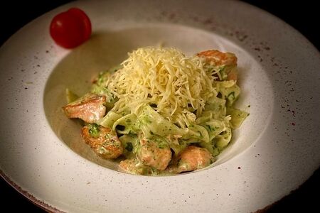 Феттуччине с лососем в шпинатном соусе 