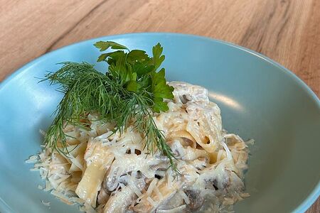 Паста с курицей и грибами