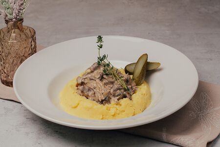 Бефстроганов из говядины с белыми грибами и картофельным пюре