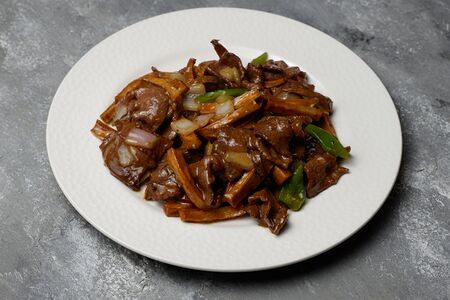 Говядина с овощами и грибами еринги