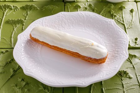 Эклер ванильный