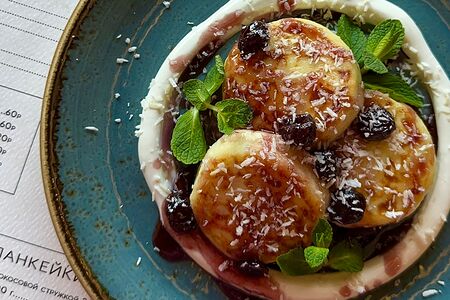 Сырники со сливочным кремом и вишневым вареньем