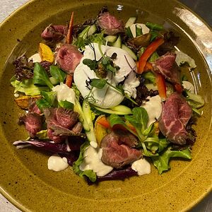 Салат с ростбифом