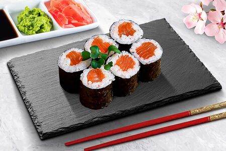 Классический ролл с копченым лососем