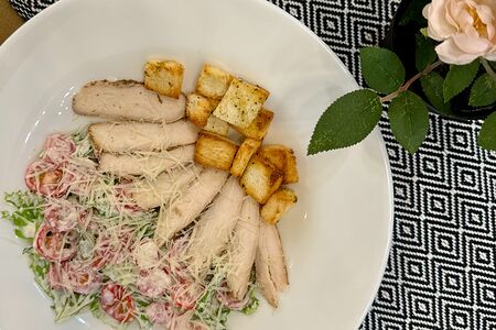 Салат Цезарь с курицей