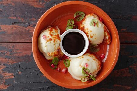 Сулугуни на гриле с гранатовым соусом