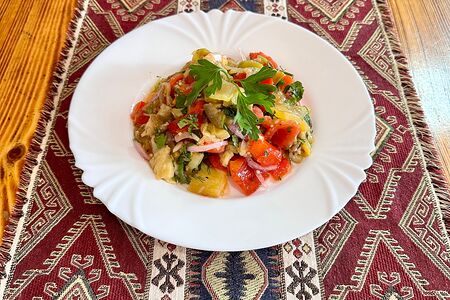 Тёплый салат Мангал из запеченных овощей