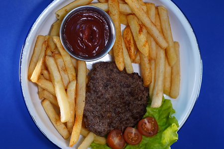 Котлета с картофелем и кетчупом