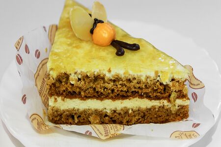 Пирожное Полено медовое