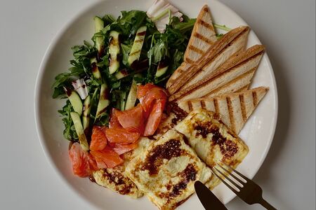 Омлет с слабосоленой форелью и рукколой