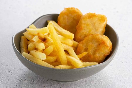 Куриные наггетсы с картофелем фри