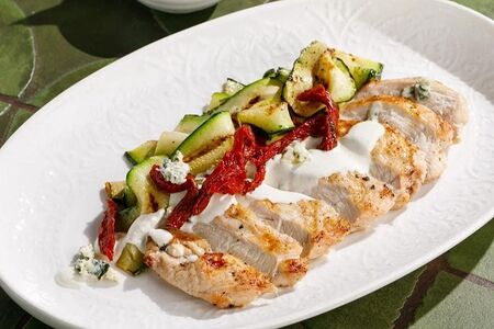 Куриная грудка с цукини под соусом дорблю 
