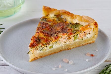 Киш с семгой, брокколи и сыром