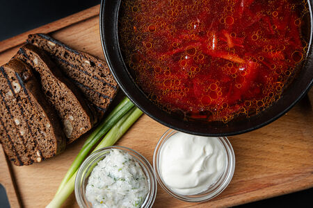 Борщ с говядиной, салом, сметаной и луком