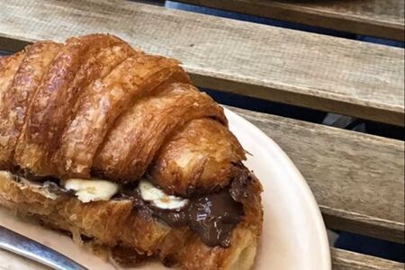 Круассан с шоколадом и бананом 